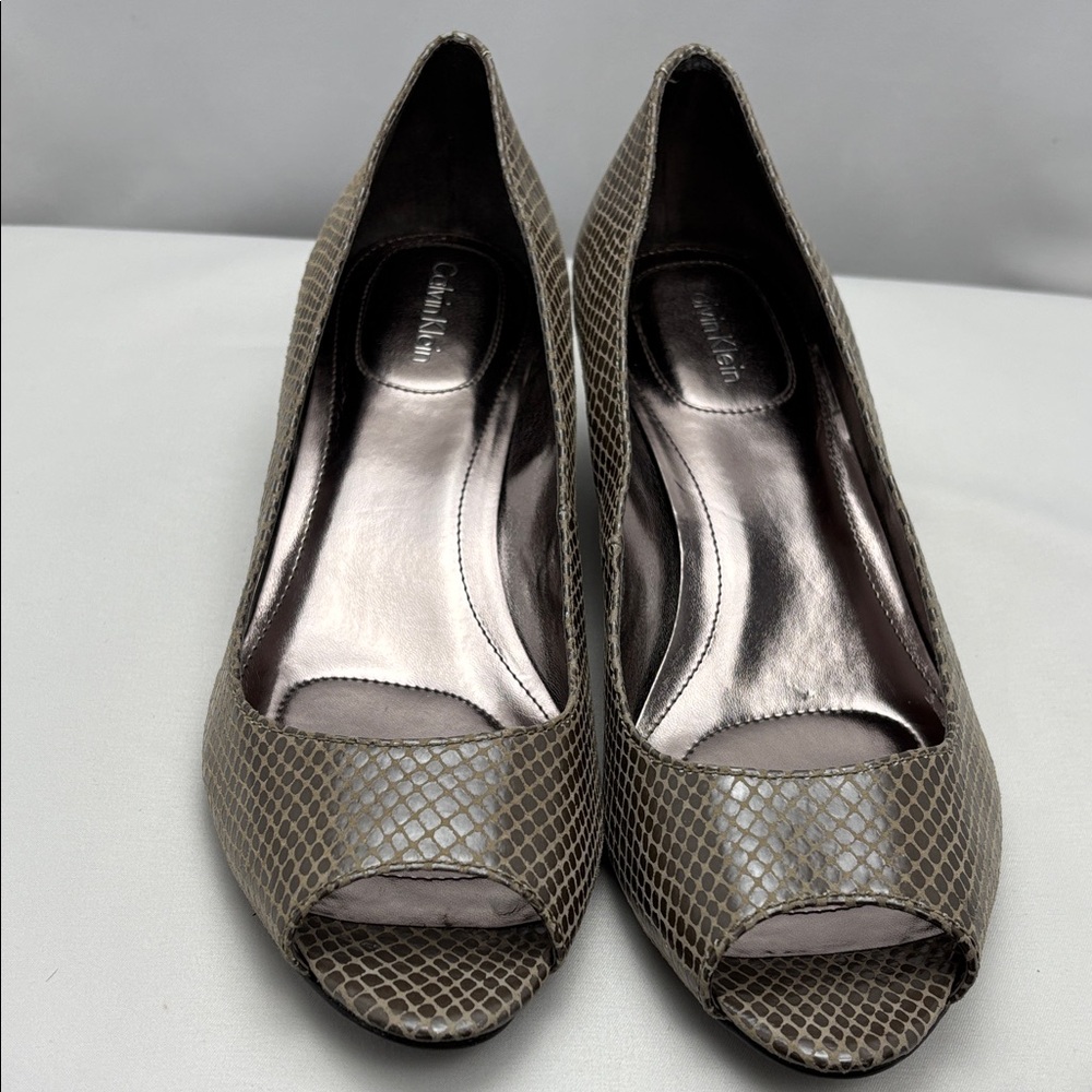 Calvin Klein “Bree” Peep-Toe Wedge Heels Metallic/Snakes Design W Sz8 #0245 - Picture 11 of 13